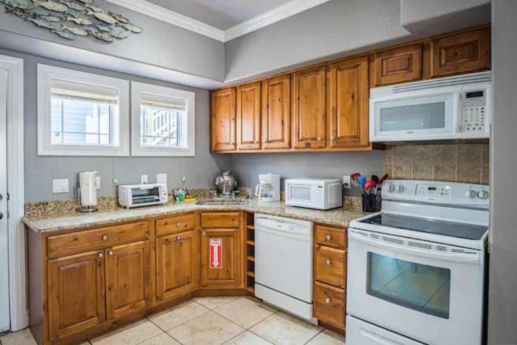 7 Bedroom Home Steps To The Beach With 4 Patios And Pool! Sleeps 20 Порт-Аранзас Екстер'єр фото